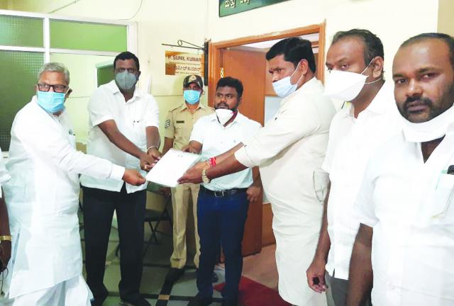 ಅಕಾಲಿಕ ಮಳೆಯಿಂದ ಬೆಳೆ ಹಾನಿಗೆ ಪರಿಹಾರ ಒದಗಿಸಲು ಕಾಂಗ್ರೆಸ್ ಮುಖಂಡರ  ಮನವಿ